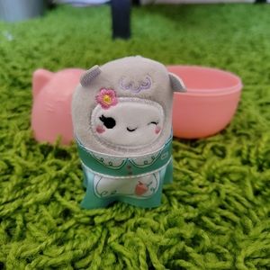 Riah yeti squishmallow squishville edition 2 inches With case capsule